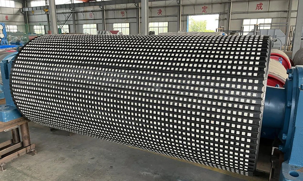 When is it necessary to use ceramic rubber plates and diamond wear-resistant rubber plates?