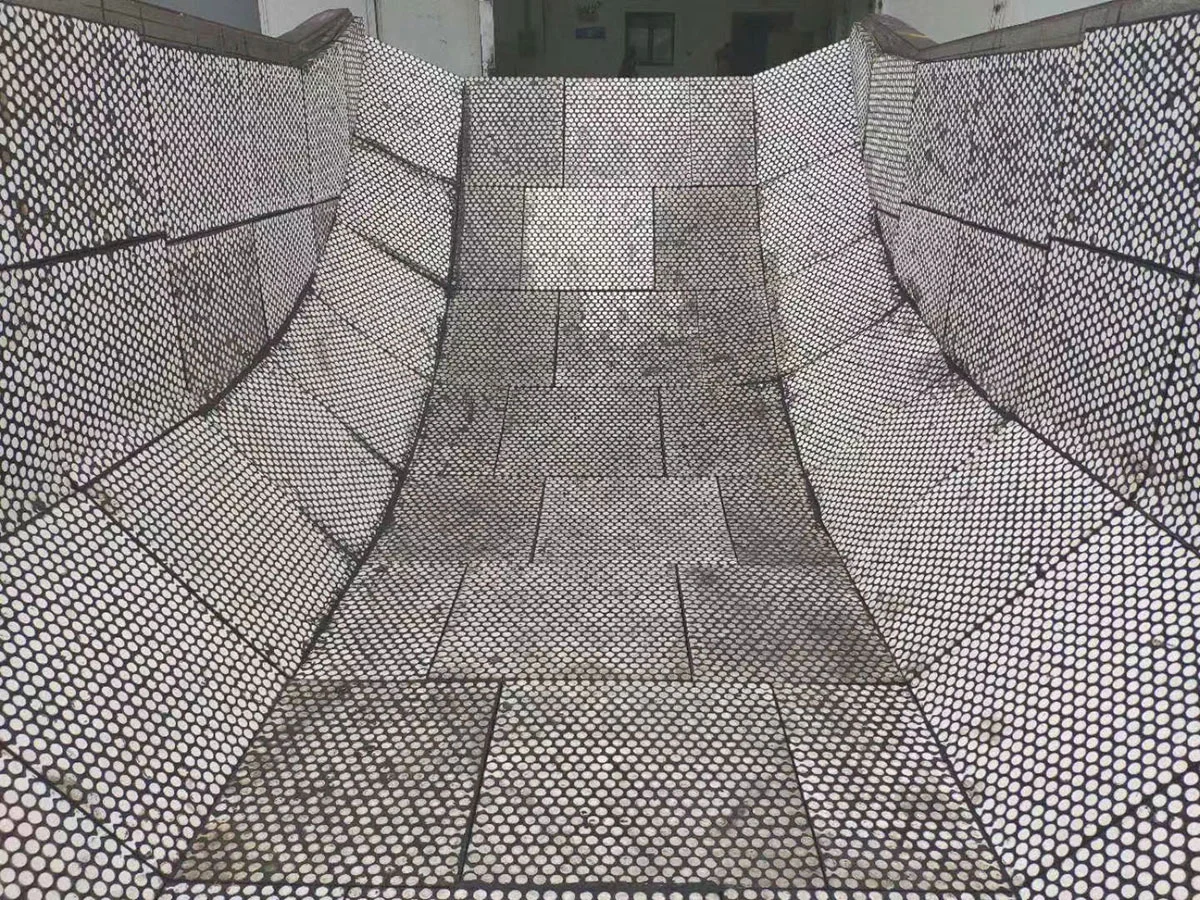 What are the advantages of using wear-resistant ceramic lining in chutes?