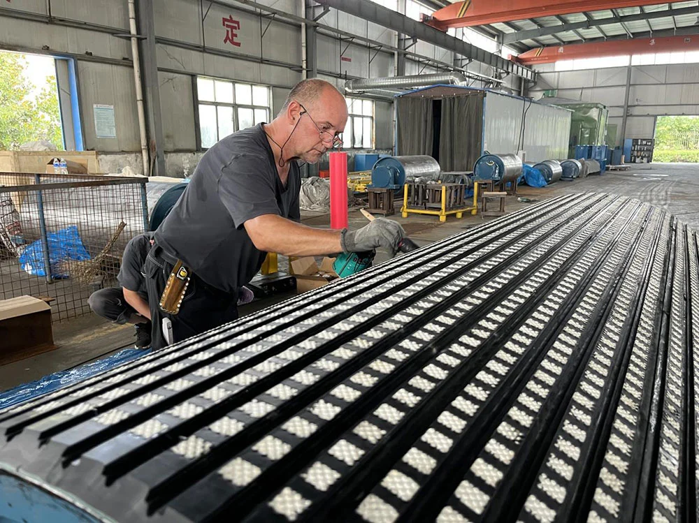 When is it necessary to use ceramic rubber plates and diamond wear-resistant rubber plates?