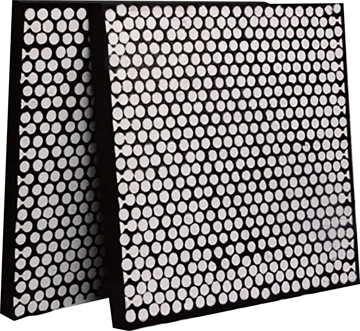 What are the advantages of using wear-resistant ceramic lining in chutes?